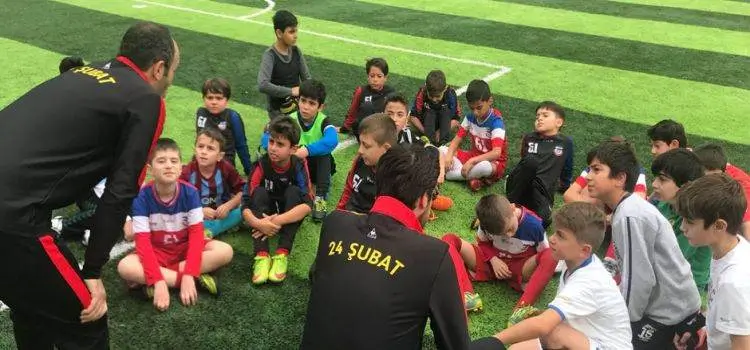 Futbolda Altyapı Sistemi Nedir? Altyapıda kaç yaşında çocuklar yetişir?